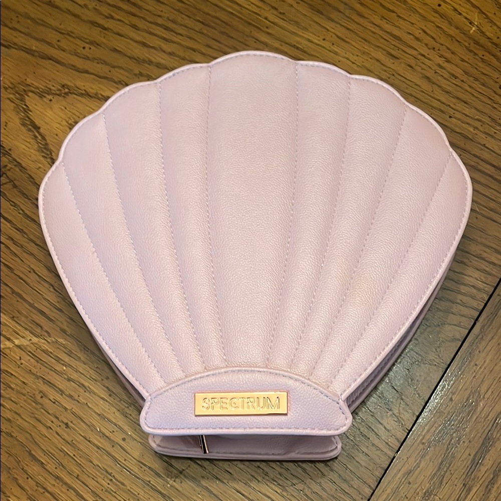 Spectrum‎ Pink Shell-Shaped Case with 5 makeup brushes